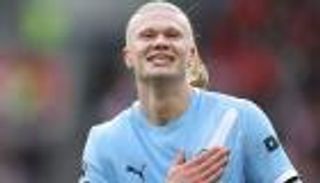 بحمام ثلج.. هالاند يحتفل بجائزة جديدة (فيديو)