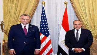 وزير الخارجية المصري (يمين) وكبير مستشاري الرئيس الأمريكي (يسار)