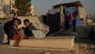 تعايش الضدين في غزة.. حياة تنبض بين الأموات