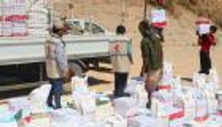 الهلال الأحمر الإماراتي يواصل توزيع السلال الغذائية في حضرموت (صور)