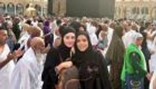 ناهد السباعي تؤدي العمرة رفقة هنادي مهنا