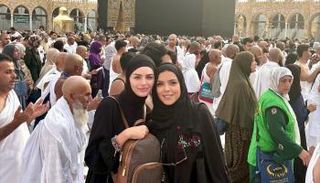 ناهد السباعي وهنادي مهنا تؤديان العمرة