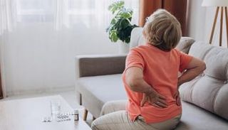 8 طرق طبيعية للتخفيف من الألم المزمن