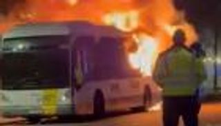 حريق «مرعب» في حافلة جماهير برشلونة قبل موقعة الأبطال (فيديو)