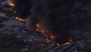 حرائق في موقع تحطم الطائرة