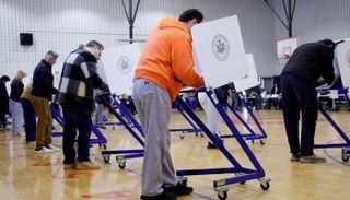 ناخبون في الولايات المتحدة خلال اقتراع محلي 