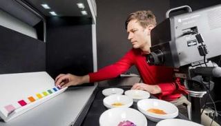 الدكتور كريستوف فيتسل أثناء إجراء التجارب