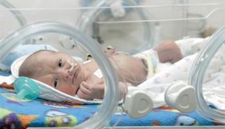 مولود داخل الحضانة - تعبيرية