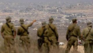 جنود إسرائيليون يعاينون مشاهد الدمار في قطاع غزة - أرشيفية