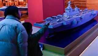 نموذج لحاملة طائرات صينية بالمتحف العسكري في بكين