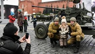  روس يلتقطون صورا أثناء معرض لإحياء ذكرى العرض التاريخي- أرشيفية