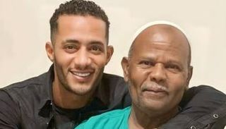 محمد رمضان رفقة والده الراحل 