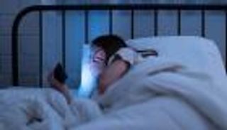 دراسة: لا علاقة مؤكدة بين تصفح الهاتف وقلة النوم