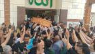 محمد رمضان يحمل نعش والده.. تشييع الجثمان وسط دموع الحضور