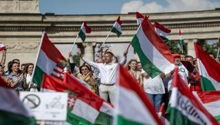 بيتر ماجيار بين أنصاره