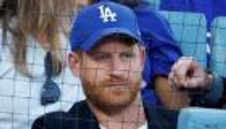 قبعة تحرج الأمير هاري.. أجبرته على الاعتذار لكندا