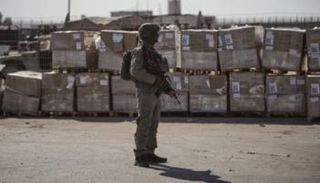 جندي إسرائيلي عند نقطة مساعدات