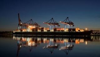 سفينة حاويات في محطة التحميل «ألتنفيردر» بميناء هامبورغ