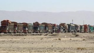 شاحنات تحمل أفغانًا ومقتنياتهم قرب الحدود مع باكستان