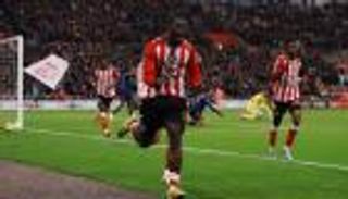 بسيناريو قاتل.. سندرلاند يوقف قطار أرسنال (فيديو)