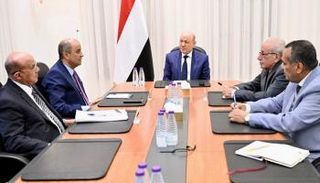 رشاد العليمي خلال اجتماعه برئيس الحكومة اليمنية ومحافظ البنك المركزي