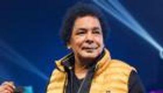 مصطفى كامل يطمئن الجمهور على صحة محمد منير