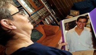 ليا غولدن والدة الضابط الإسرائيلي هدار غولدن تتأمل صورته- أرشيفية