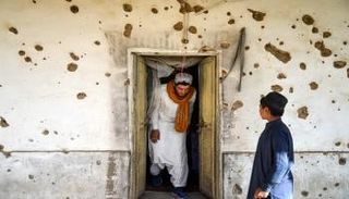 رجل أفغاني يتفقد منزلاً متضررًا في ولاية قندهار- أرشيفية