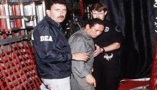 الجنرال نورييغا في قبضة عملاء مكافحة المخدرات الأمريكيين بعد استسلامه واعتقاله