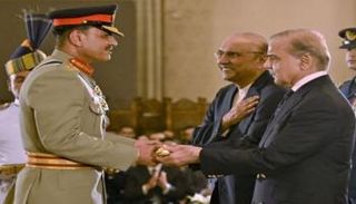 شهباز شريف وآصف علي زرداري والجنرال عاصم منير 