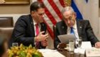 رون ديرمر.. كاتم أسرار نتنياهو وصديق إدارة ترامب يستقيل من الحكومة