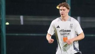 بن قارة مدافع منتخب الجزائر