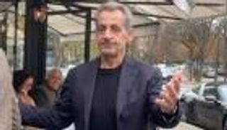 طعم الحرية.. استقبال حار لساركوزي في مطعم بباريس  