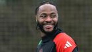 واجههم بسكين.. عصابة ملثمة تقتحم منزل رحيم سترلينغ للمرة الثانية