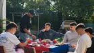 غافي بالعكاز وبيدري بملابس غريبة.. أراوخو ينظم حفل شواء «ضاحك» لنجوم برشلونة (صور)