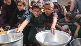 أطفال في غزة ينتظرون توزيع الطعام - أ.ف.ب