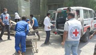 طاقم للجنة الدولية للصليب الأحمر يقدم الدعم الطبي لجريح يمني- أرشيفية