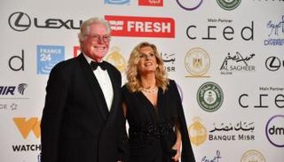 حسين فهمي وزوجته في مهرجان القاهرة السينمائي
