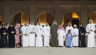 الشيخ محمد بن زايد آل نهيان يتوسط المكرمين