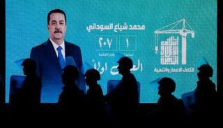 شاشة تعرض صورة السوداني خلال احتفالات أنصاره