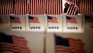 أمريكي يدلي بصوته في انتخابات الولايات