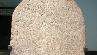 لوحة جرانيتية نادرة من عهد الملك توت عنخ آمون