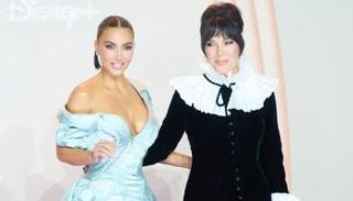 كارداشيان وجينر تحذفان صور هاري وميغان