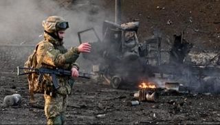 جندي أوكراني بجانب آلية مدمرة - أرشيفية