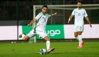 زروقي لاعب منتخب الجزائر