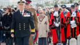 في «يوم الهدنة».. «أميرال مزيف» يغضب بريطانيا