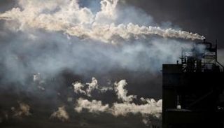 انبعاثات مداخن في فرنسا (رويترز)