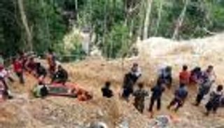 مصرع شخصين وفقدان 21 جراء انهيارات أرضية في إندونيسيا