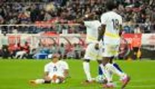 ضحيتها نجم غانا.. إصابة مروعة وسط صدمة اللاعبين (فيديو)