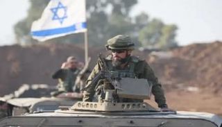 جندي إسرائيلي فوق دبابة في غزة